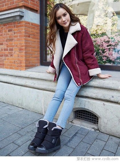 穿雪地靴的姑娘