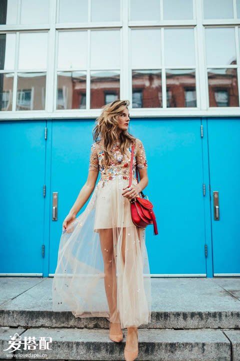 透明薄纱裙+红色挎包